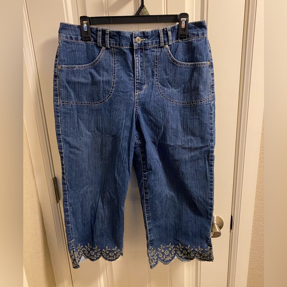 Gloria Vanderbilt 12 Jeans Capri Length Embroidered Cuff Capris Stretch Taken In